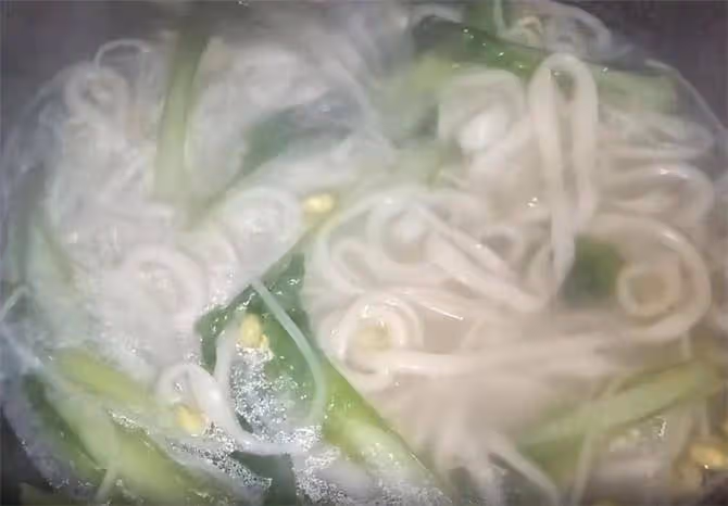 網紅「一根面」來了,其實做法很簡單,兩餳一抻,一根麵條裝一碗