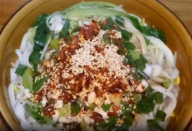 網紅「一根面」來了,其實做法很簡單,兩餳一抻,一根麵條裝一碗