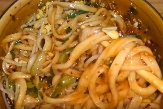網紅「一根面」來了,其實做法很簡單,兩餳一抻,一根麵條裝一碗