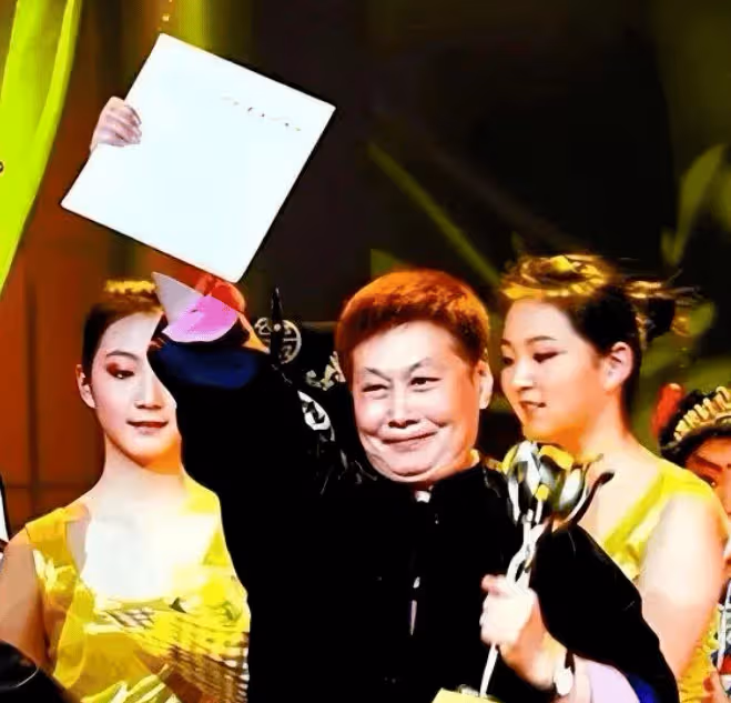 她9歲成名,拒絕和張國榮同台,再婚嫁70歲恩師,背後太辛酸