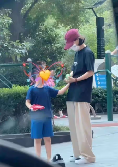 趙麗穎帶娃現身公園!素顏樸素到認不出,但5歲兒子的變化讓人驚呼