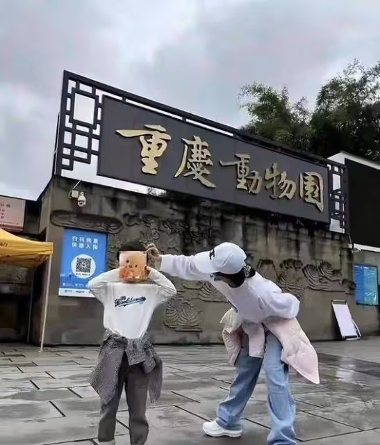 趙麗穎帶娃現身公園!素顏樸素到認不出,但5歲兒子的變化讓人驚呼
