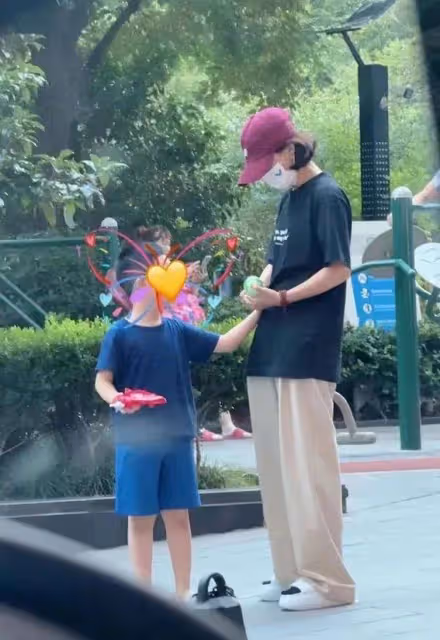 趙麗穎帶娃現身公園!素顏樸素到認不出,但5歲兒子的變化讓人驚呼