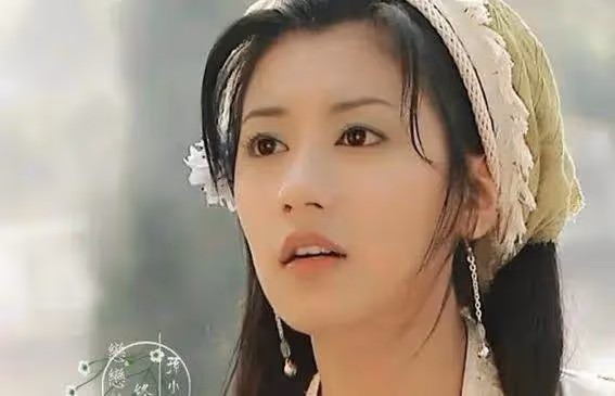 50歲賈靜雯穿彩虹衣驚艷全網,凍齡秘訣竟是這3招!網友:我也想逆生長