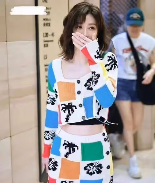 50歲賈靜雯穿彩虹衣驚艷全網,凍齡秘訣竟是這3招!網友:我也想逆生長