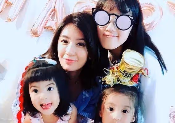 50歲賈靜雯穿彩虹衣驚艷全網,凍齡秘訣竟是這3招!網友:我也想逆生長