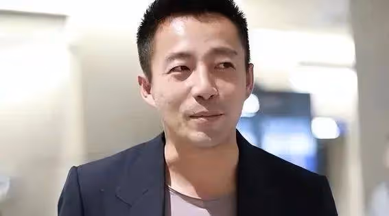汪小菲自爆驚人內幕!張穎穎兩救其命,為何翻臉如仇?真相令人心驚!
