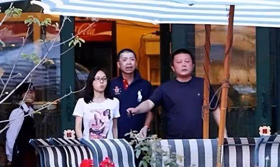 天王級導演暗中相助?王子文神秘兒子身世曝光,馮小剛也得低頭!