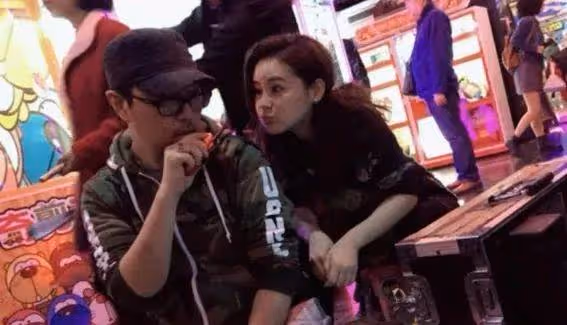 天王級導演暗中相助?王子文神秘兒子身世曝光,馮小剛也得低頭!