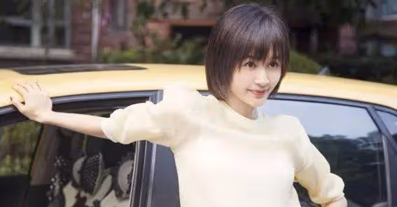 天王級導演暗中相助?王子文神秘兒子身世曝光,馮小剛也得低頭!