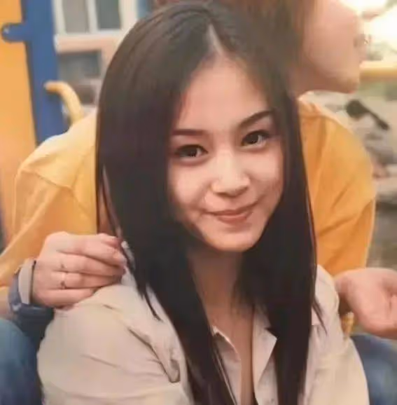 天王級導演暗中相助?王子文神秘兒子身世曝光,馮小剛也得低頭!