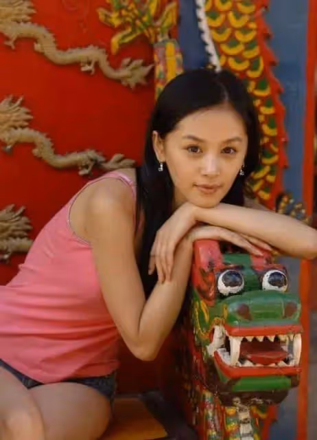 天王級導演暗中相助?王子文神秘兒子身世曝光,馮小剛也得低頭!