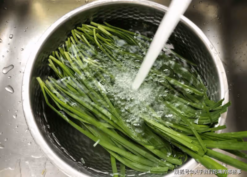 調「韭菜豬肉」餃子餡,牢記4個技巧,餃子噴香好吃,不腥不柴