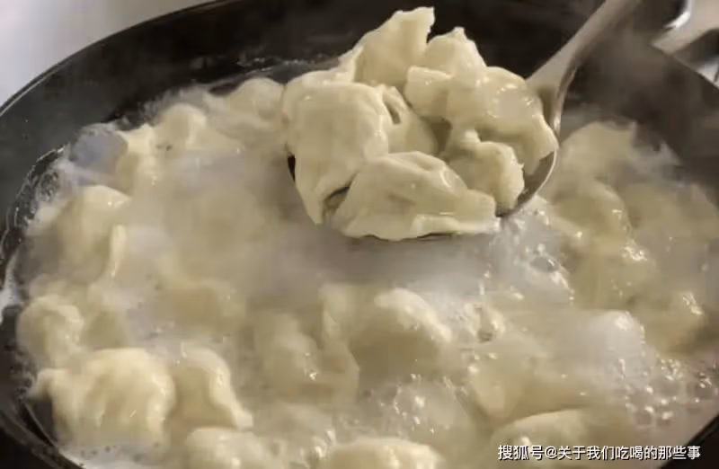 調「韭菜豬肉」餃子餡,牢記4個技巧,餃子噴香好吃,不腥不柴