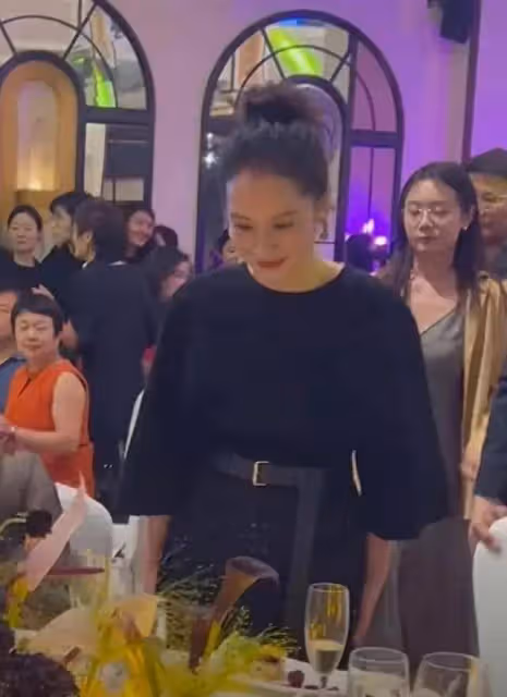 海清現身參加活動,穿黑色長裙女人味十足,本人狀態優雅大方