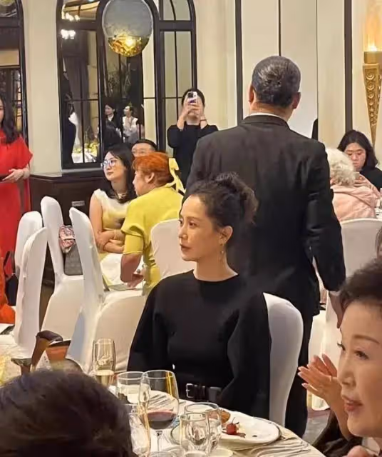 海清現身參加活動,穿黑色長裙女人味十足,本人狀態優雅大方