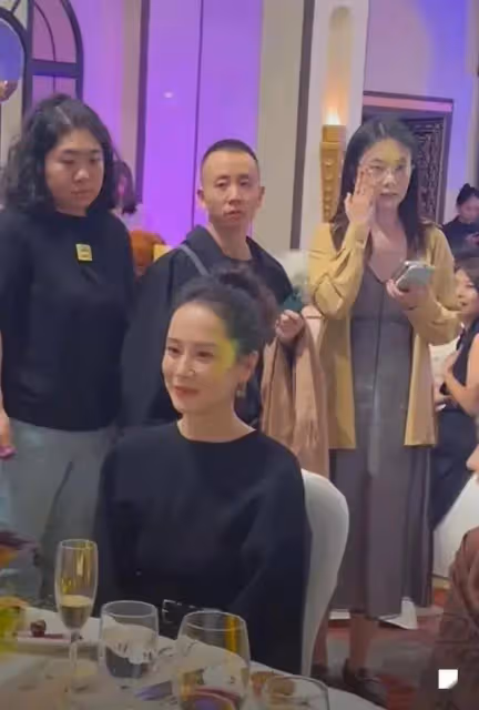 海清現身參加活動,穿黑色長裙女人味十足,本人狀態優雅大方