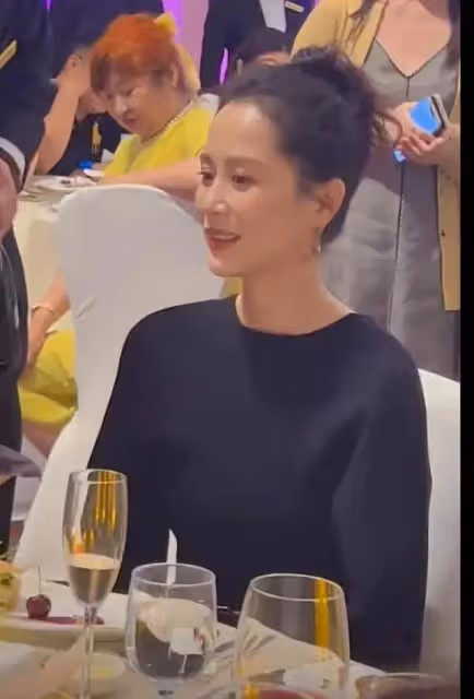 海清現身參加活動,穿黑色長裙女人味十足,本人狀態優雅大方