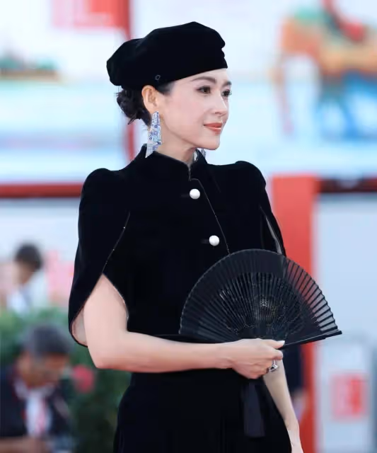 章子怡現身威尼斯電影節,穿阿瑪尼高定,卻被嘲像老年模特隊