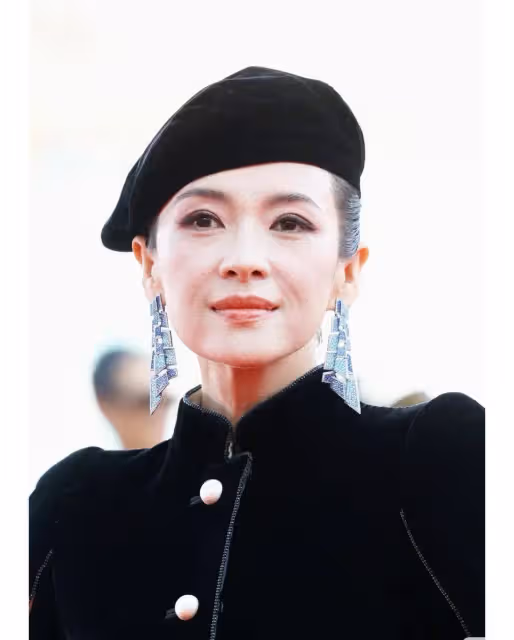 章子怡現身威尼斯電影節,穿阿瑪尼高定,卻被嘲像老年模特隊