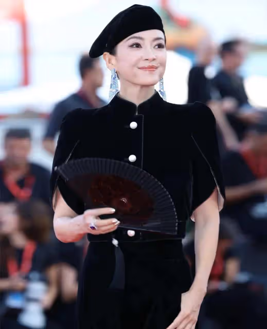 章子怡現身威尼斯電影節,穿阿瑪尼高定,卻被嘲像老年模特隊