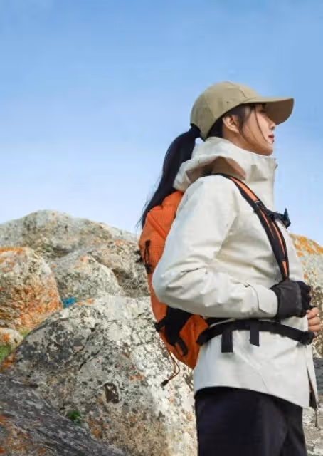 劉詩詩登山大片曝光,全套裝備颯爽帥氣,側顏精緻引熱議!