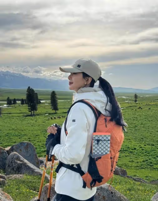 劉詩詩登山大片曝光,全套裝備颯爽帥氣,側顏精緻引熱議!