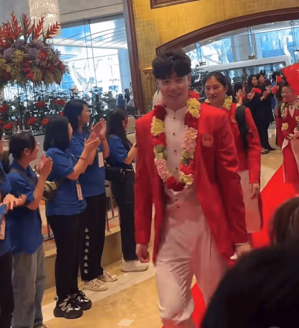 在奧運健兒下榻酒店,95歲的超級大佬與潘展樂孫穎莎全紅嬋握手了