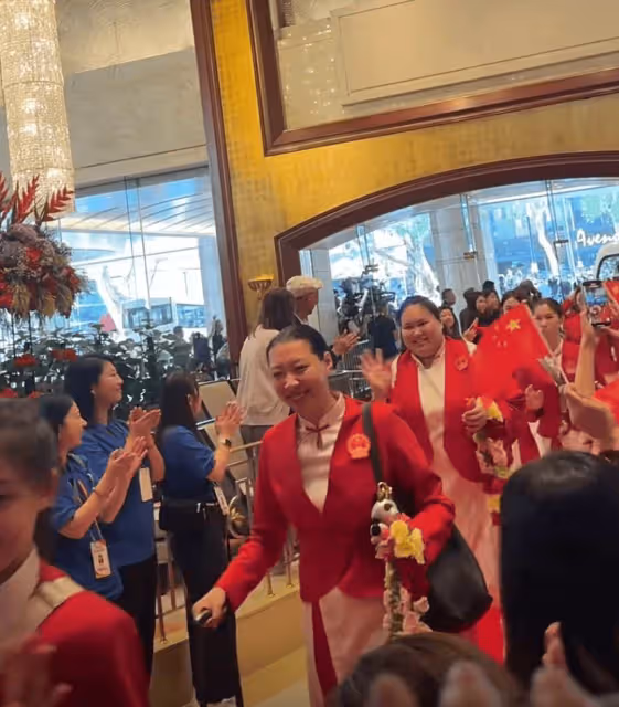 在奧運健兒下榻酒店,95歲的超級大佬與潘展樂孫穎莎全紅嬋握手了