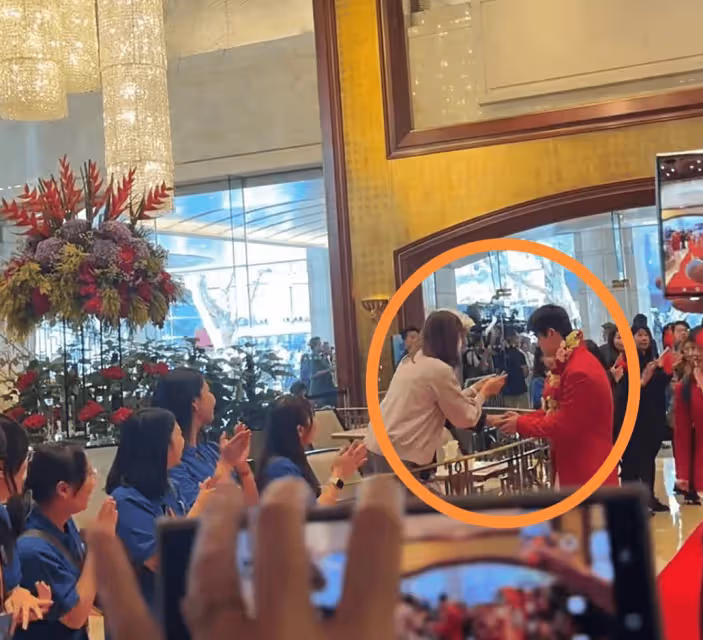在奧運健兒下榻酒店，95歲的超級大佬與潘展樂孫穎莎全紅嬋握手了