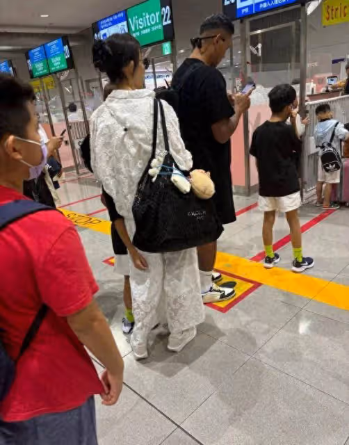 陳建州一家四口日本旅行遭偶遇,范瑋琪精緻打扮成亮點!