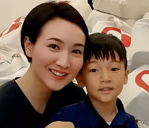郭晶晶隱藏12年的小姑子,竟是熟悉的她?又難怪霍啟剛閉口不提