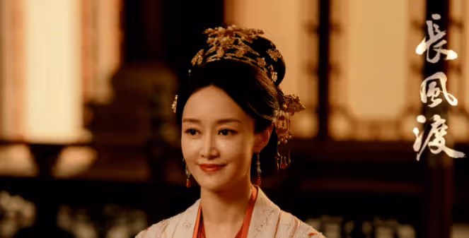 她曾是央視最美主持人,24歲主持春晚,辭職後當演員,47歲憑《長風渡》翻紅!