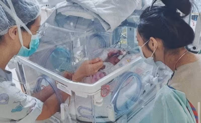 爭議!余文樂罕曬女兒側面照引關注,因父女對嘴親親遭指行為不妥