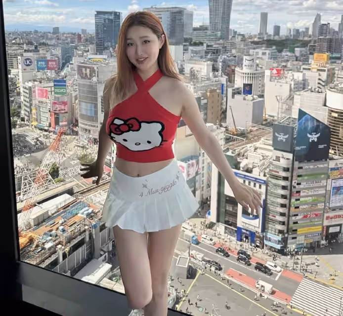 知名歌唱家一家游日本,和岳母年齡相仿,妻子上圍豐滿致衣服變形