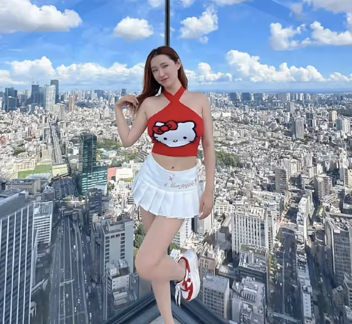 知名歌唱家一家游日本,和岳母年齡相仿,妻子上圍豐滿致衣服變形