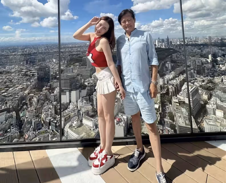 知名歌唱家一家游日本,和岳母年齡相仿,妻子上圍豐滿致衣服變形