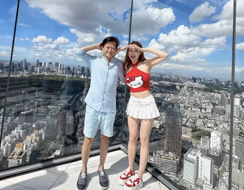 知名歌唱家一家游日本,和岳母年齡相仿,妻子上圍豐滿致衣服變形