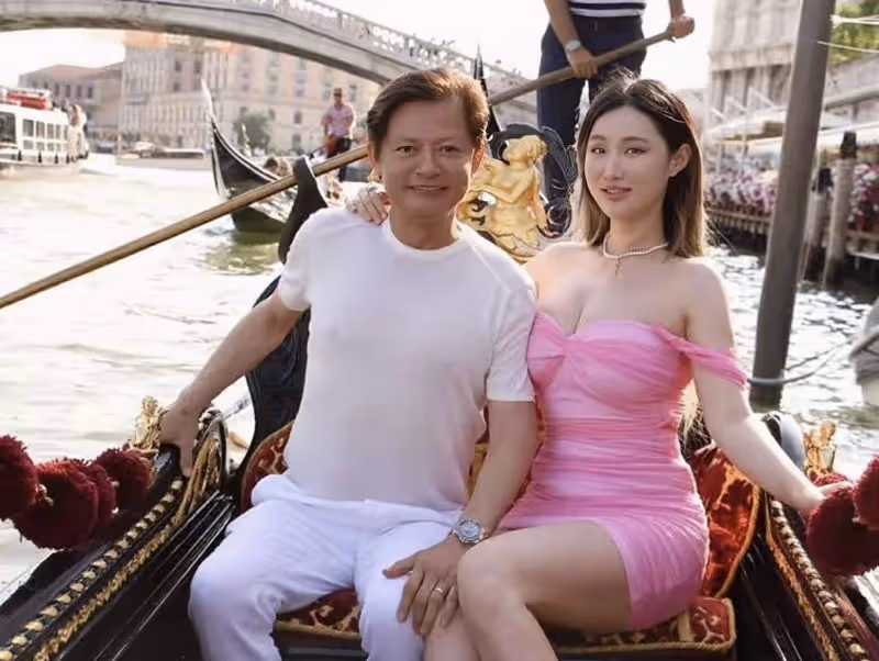 知名歌唱家一家游日本,和岳母年齡相仿,妻子上圍豐滿致衣服變形