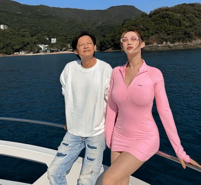 知名歌唱家一家游日本,和岳母年齡相仿,妻子上圍豐滿致衣服變形