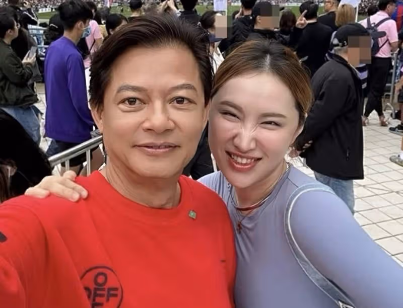 知名歌唱家一家游日本,和岳母年齡相仿,妻子上圍豐滿致衣服變形