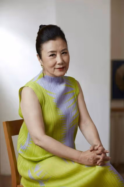 TVB台柱低調慶生優雅老去,入行60載看透世事,與丈夫低調過生活