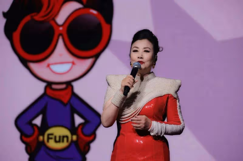 TVB台柱低調慶生優雅老去,入行60載看透世事,與丈夫低調過生活