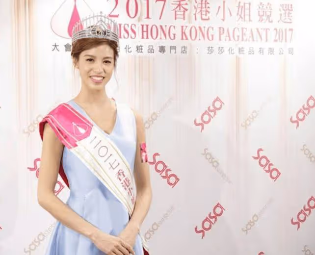 恭喜!齙牙港姐入圍環球小姐16強!樣貌更勝當年,豐滿上圍吸睛