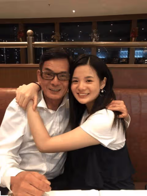 TVB金牌綠葉與22歲女兒赴威尼斯旅行!女兒長相甜美愈大愈靚,被稱翻版蔡卓妍!