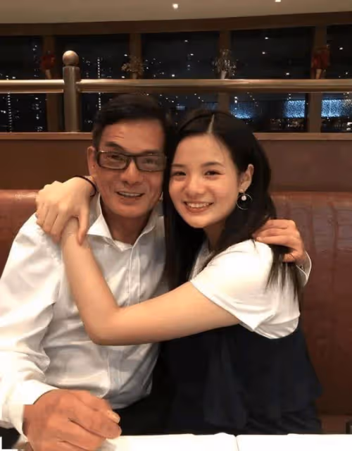 TVB金牌綠葉與22歲女兒赴威尼斯旅行!女兒長相甜美愈大愈靚,被稱翻版蔡卓妍!