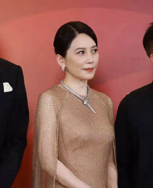 俞飛鴻現身參加活動，生圖曝光本人顯年齡感，戴蛇型項鍊太個性