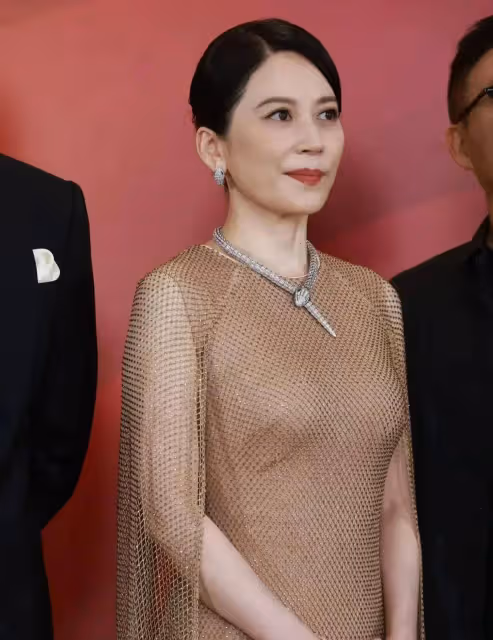 俞飛鴻現身參加活動，生圖曝光本人顯年齡感，戴蛇型項鍊太個性