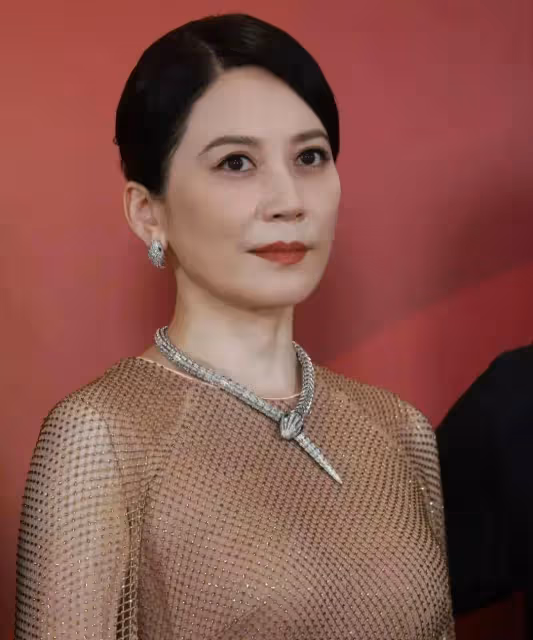 俞飛鴻現身參加活動，生圖曝光本人顯年齡感，戴蛇型項鍊太個性