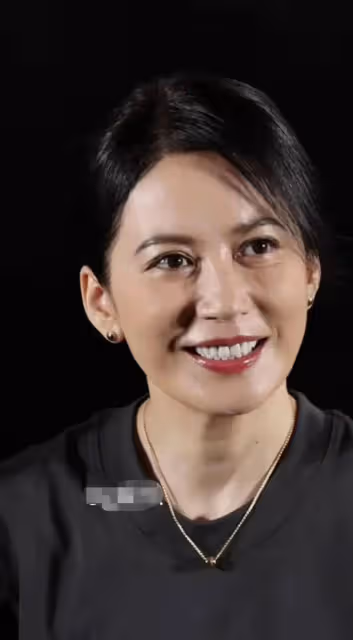 俞飛鴻現身參加活動，生圖曝光本人顯年齡感，戴蛇型項鍊太個性